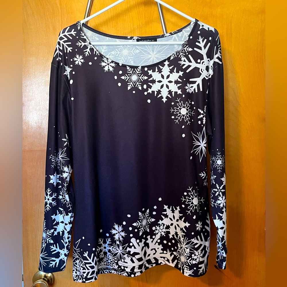 Just Fashion Now, Black and white snowflake medium women’s shirt.